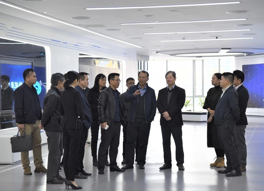广西北部湾投资集团有限公司副总经理李定伦到乐鱼电竞广西集团走访调研