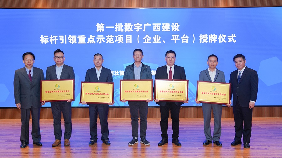 1574218201872881.jpg 合影 - 副本.jpg