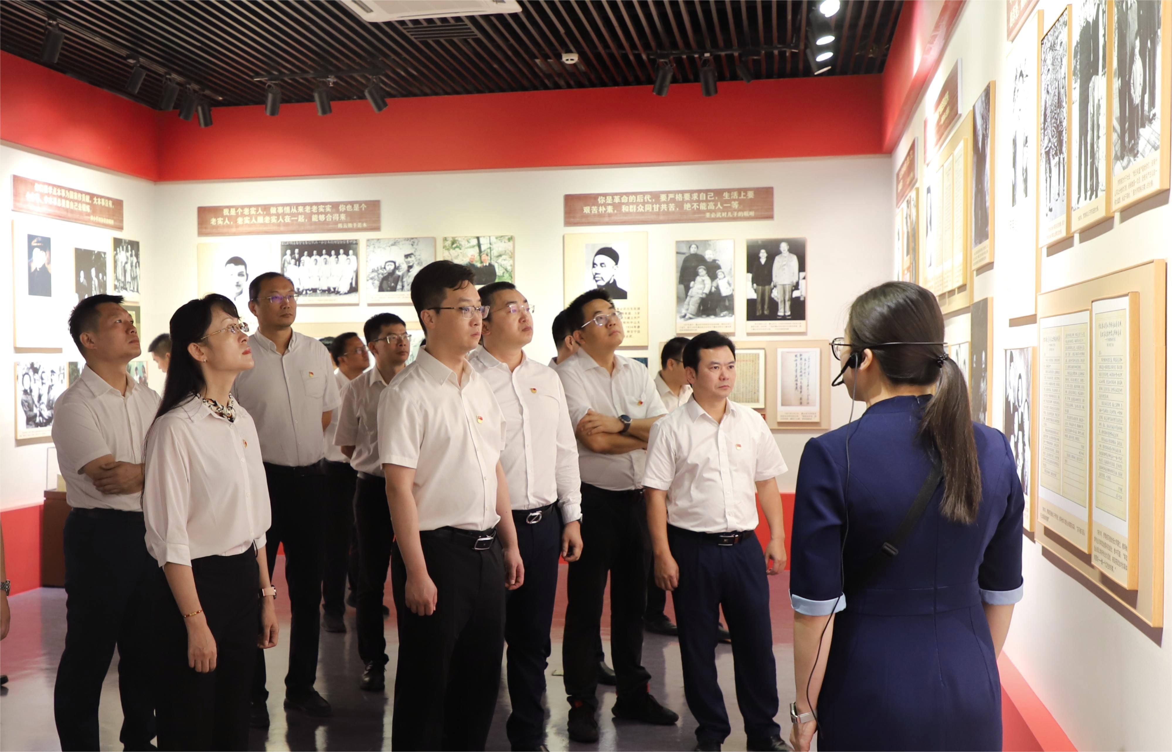乐鱼电竞广西集团参观“中国共产党人的家风”档案展